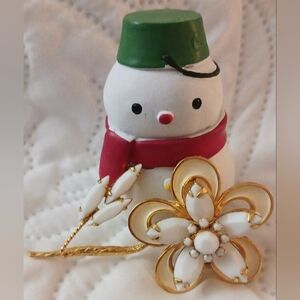 Vtg Gold and White Floral Brooch